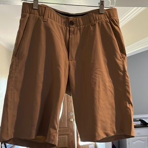 Great pair of Under Armour Heat Gear golf shorts. Size 30.